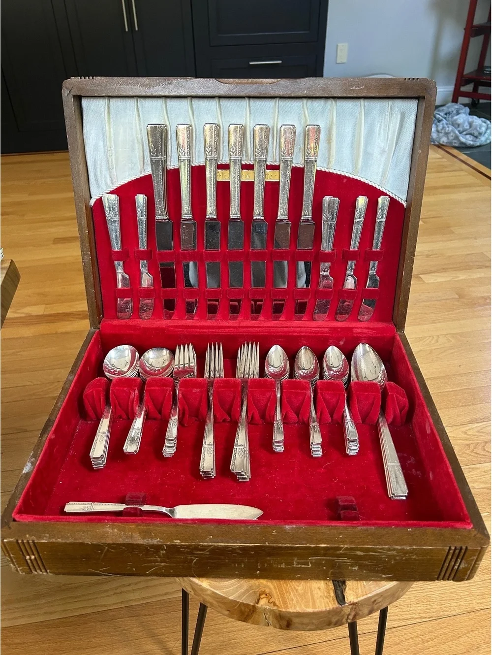Vintage Heirloom Plate Silverware Set with Wooden Storage Box